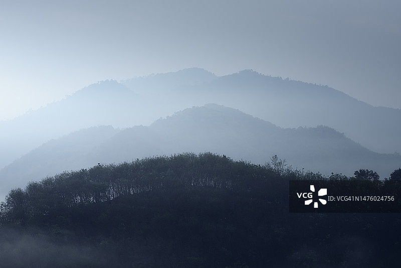 壮丽山脉日出雾景图片素材