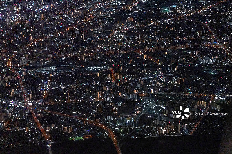 从飞机上俯瞰日本大阪市的夜景图片素材