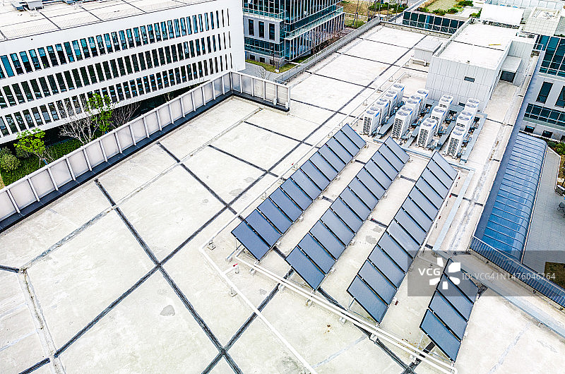 办公楼屋顶上的太阳能板图片素材