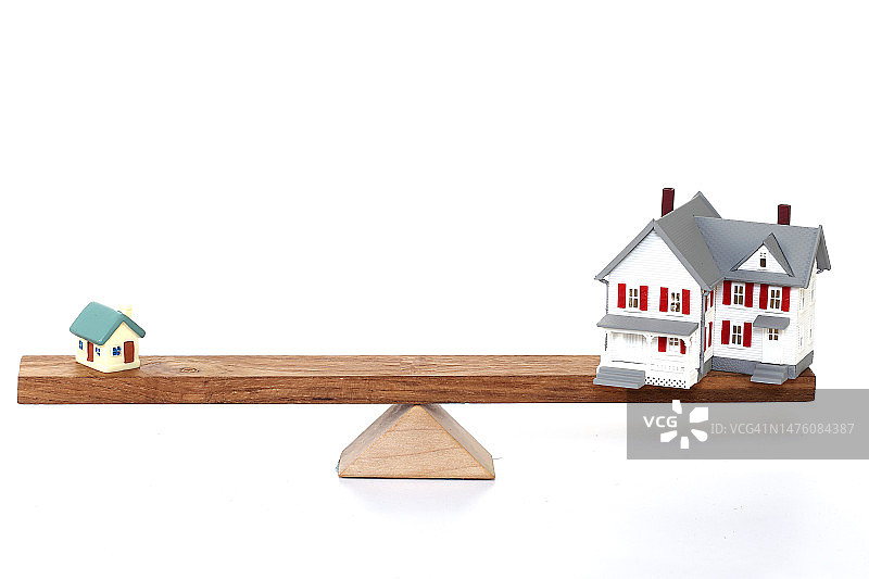 跷跷板上的模型房屋图片素材