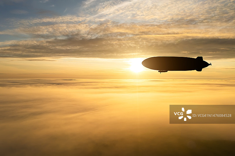 日落时分云层上方的飞艇图片素材