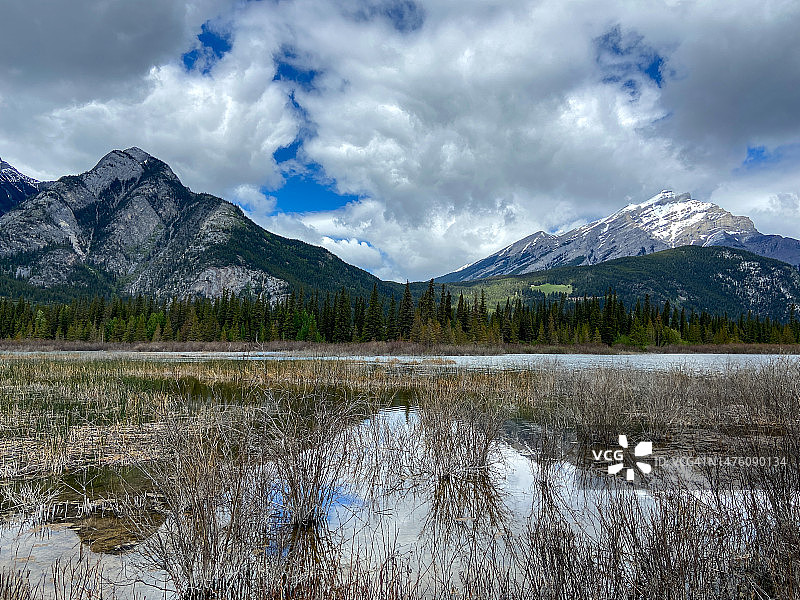 班夫附近的朱砂湖景色图片素材