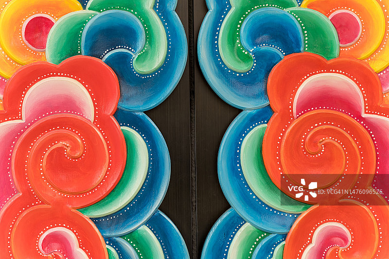 新疆传统彩色祥云门饰全画幅照片图片素材