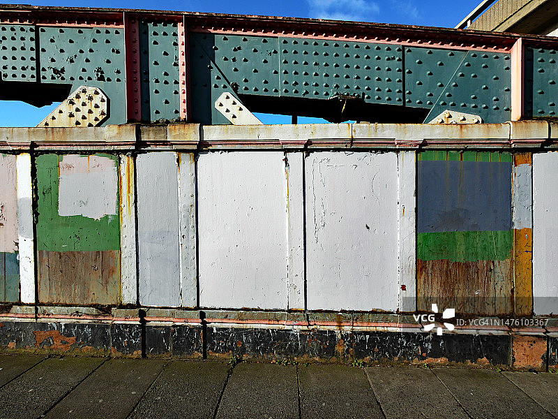 英国伦敦桥梁金属结构特写：漆面与人行道图片素材