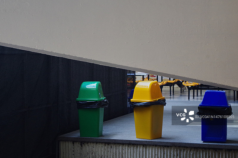 用于不同类型废物的垃圾箱，以方便废物管理图片素材