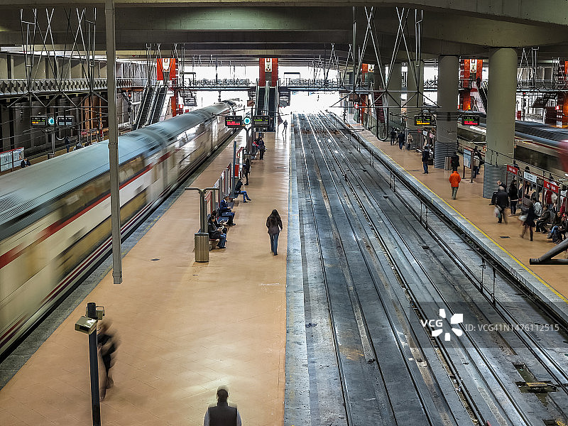 乘客在阿托查火车站等候火车图片素材