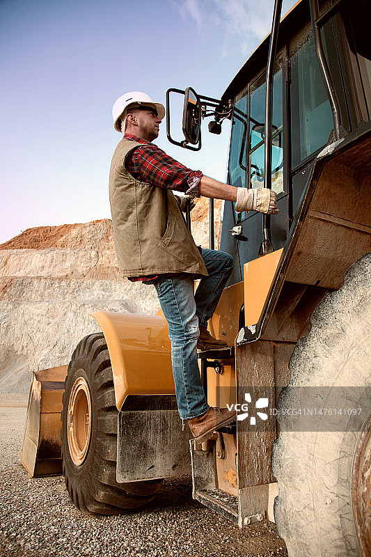 采石场工人与挖掘机合影图片素材