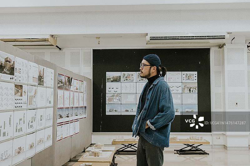 正在寻找建筑系学生毕业论文的时髦设计师老师图片素材