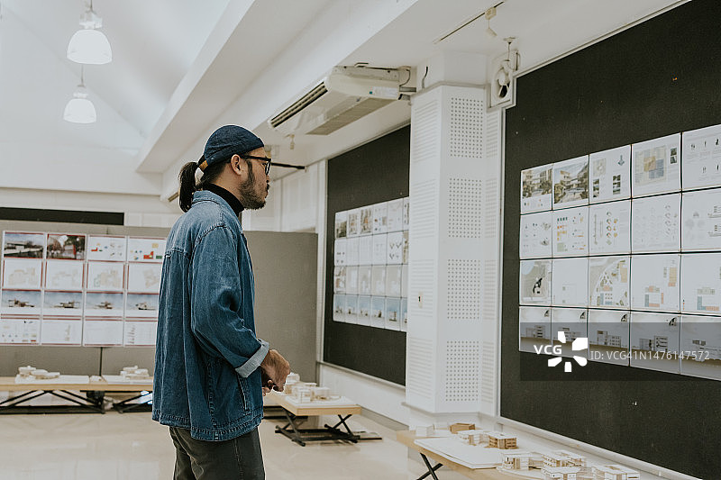 正在寻找建筑系学生毕业论文的时髦设计师老师图片素材