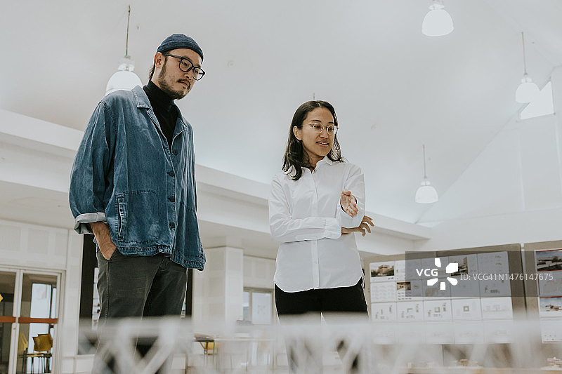 亚洲建筑师讨论模型，展示出色的空间设计图片素材