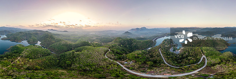 泰国素叻他尼府班达坤区考攀街道班昭兰拉差巴帕大坝的湖泊和山脉日出图片素材