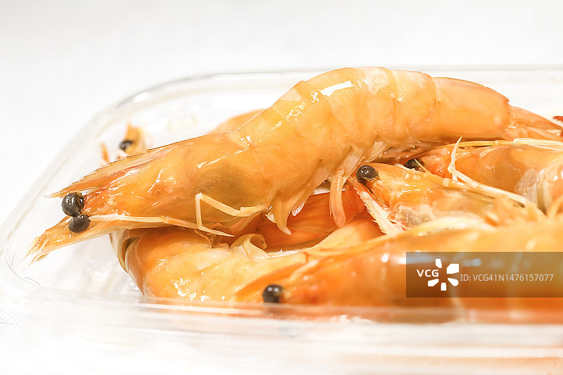 一次性塑料托盘里的煮虾图片素材