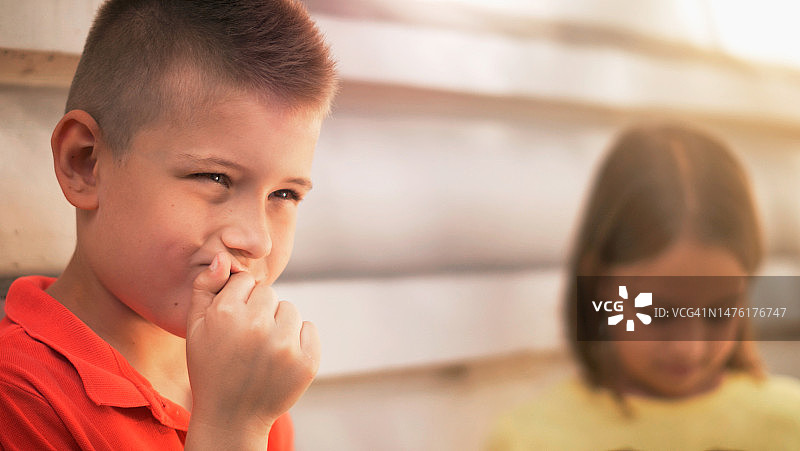 男孩和女孩之间的冲突图片素材