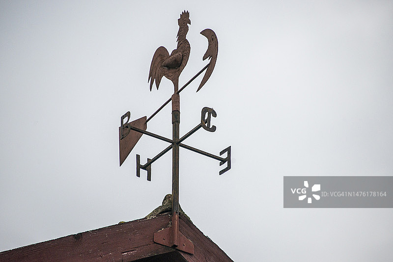 特雷布热尼村的乡村建筑顶部的风向标图片素材
