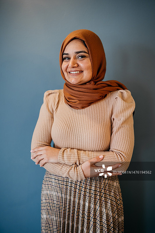 一位戴着头巾的微笑年轻女子的肖像图片素材