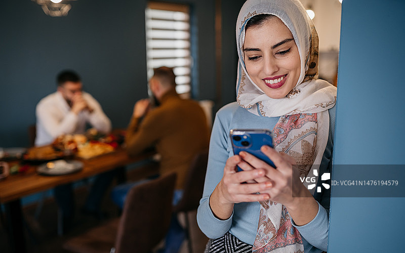 使用智能手机的年轻穆斯林女子图片素材