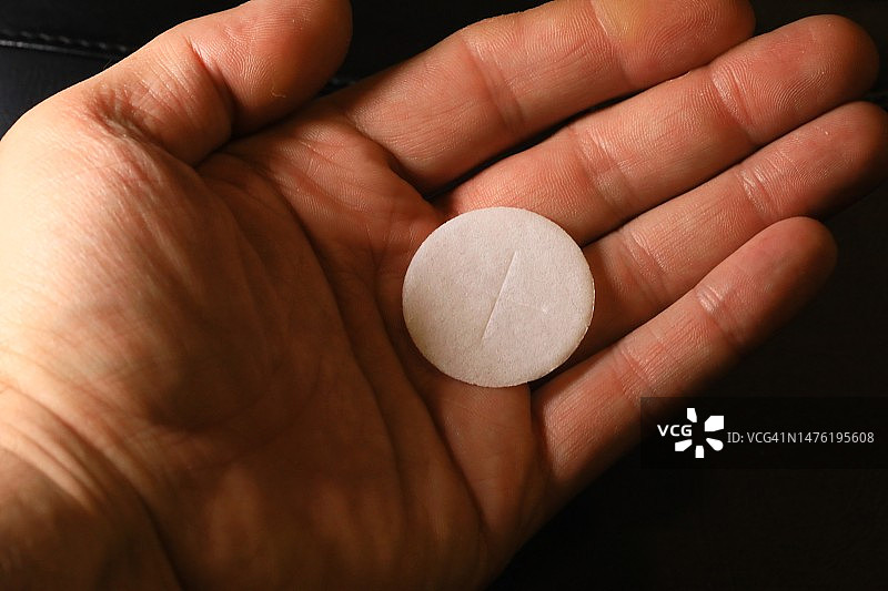 手持基督圣体图片素材