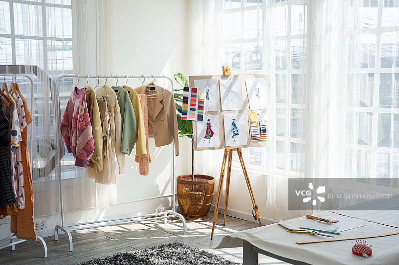 裁缝店内部，配有缝纫机、衣架图片素材