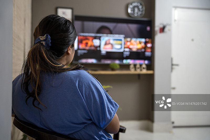 看电视的年轻印度女人图片素材