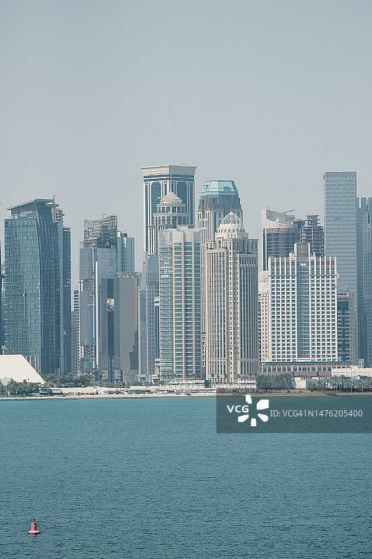 近海岸线的城市地平线图片素材