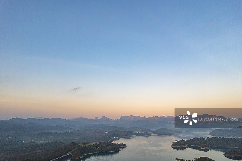 泰国素叻他尼府班达坤区考攀街道班昭兰拉差巴帕大坝的湖泊和山脉日出图片素材