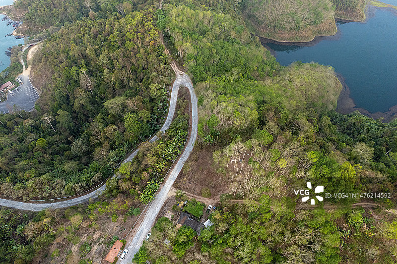 穿过森林的山脊公路（高角度）图片素材