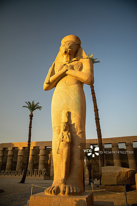 卡纳克神庙的拉美西斯二世及其女儿雕像图片素材