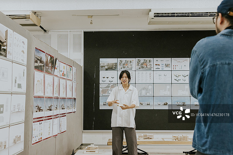 自信的年轻设计师展示功能设计和绿色建筑的理念图片素材