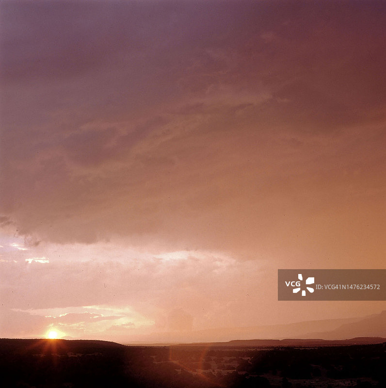 日落时分的夏雨图片素材