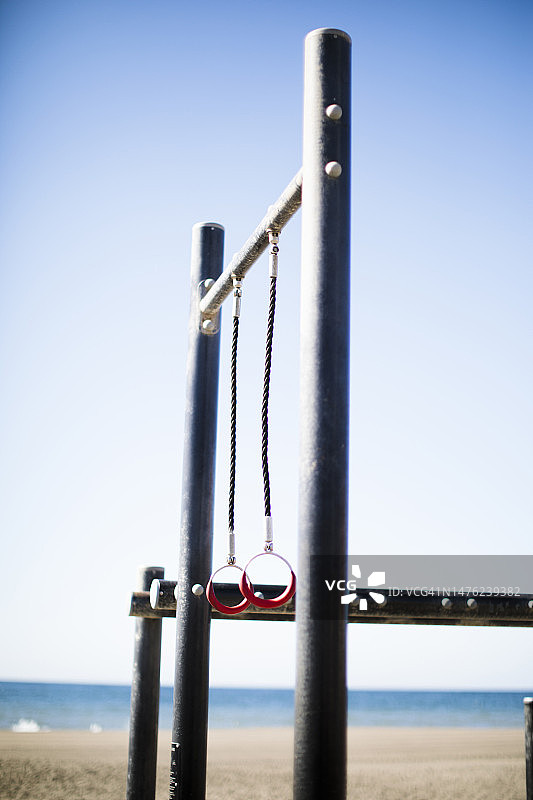 海滩上的街头健身器械图片素材