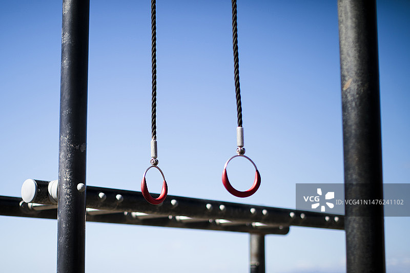 海滩上的街头健身器械图片素材