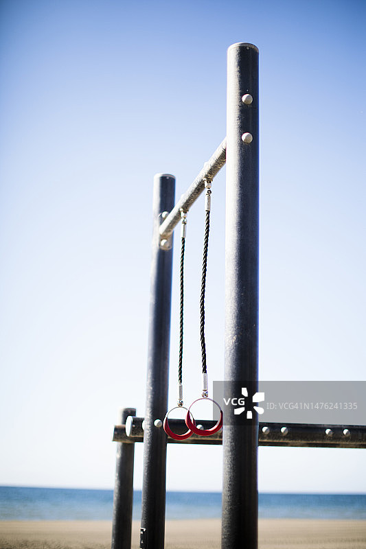 海滩上的街头健身器械图片素材