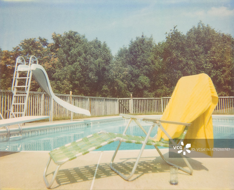 复古游泳池，带户外躺椅的复古泳池，后院泳池边的夏日休闲度假图片素材