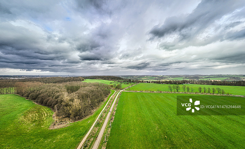 戏剧性云彩下的草原鸟瞰图图片素材