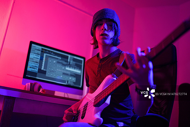 青少年贝斯手图片素材