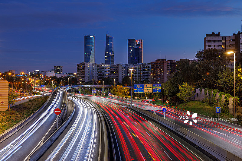 西班牙马德里城市夜景和KIO塔图片素材
