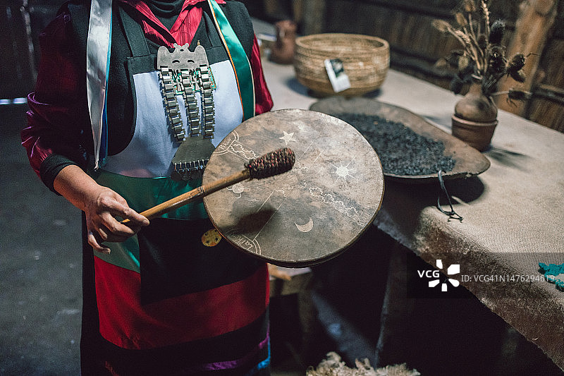 演奏cultrun乐器的马普切族妇女图片素材