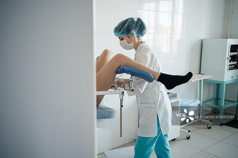 女医生妇科医生在妇科检查椅上检查病人图片素材