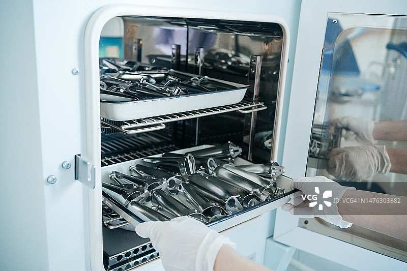 护士在压力蒸汽灭菌器中消毒医疗器械图片素材