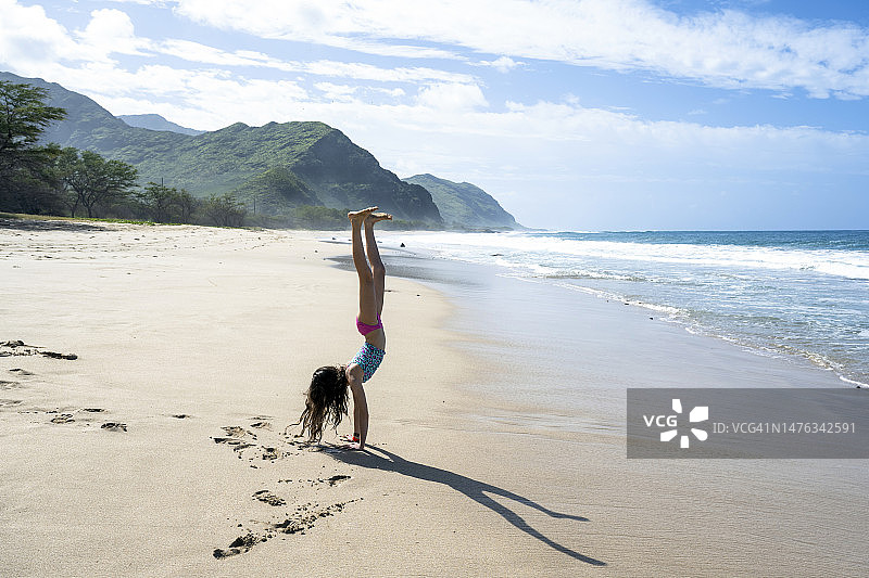 女孩在无忧无虑的海滩度假图片素材
