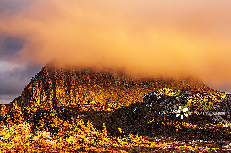 金色晨光下的摇篮山国家公园景观图片素材