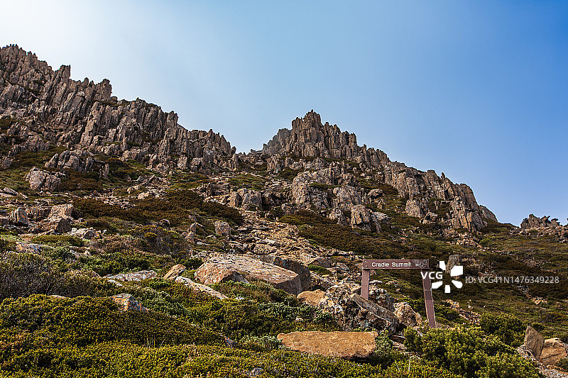 阳光明媚的日子里，摇篮山国家公园的徒步景色图片素材