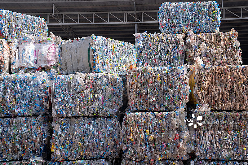 废塑料回收厂的压缩塑料垃圾特写图片素材