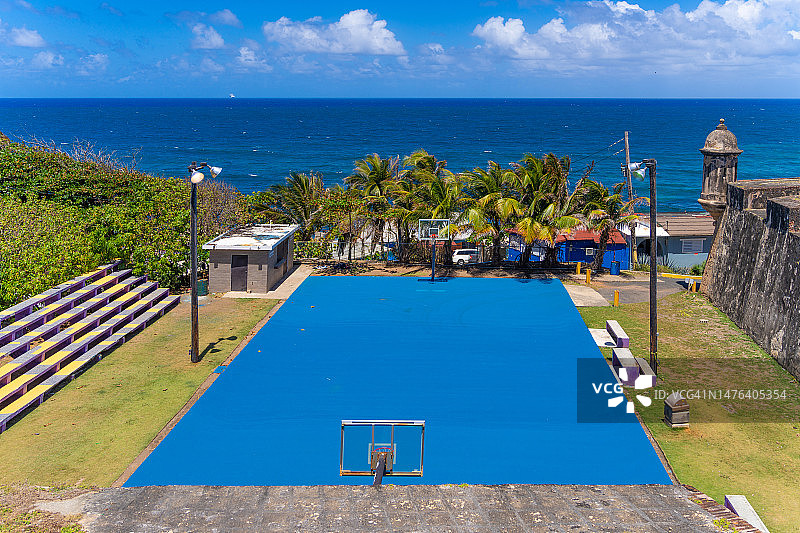 波多黎各旧圣胡安La Perla社区的篮球场图片素材