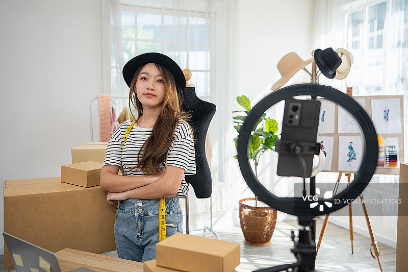 女人正在制作关于在线服装销售的视频博客图片素材