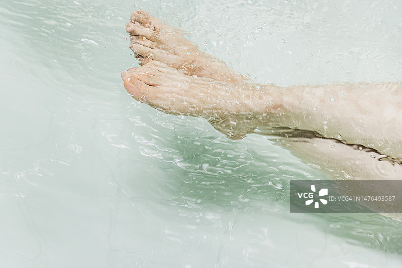 在水疗浴缸中放松享受的亚洲女性图片素材