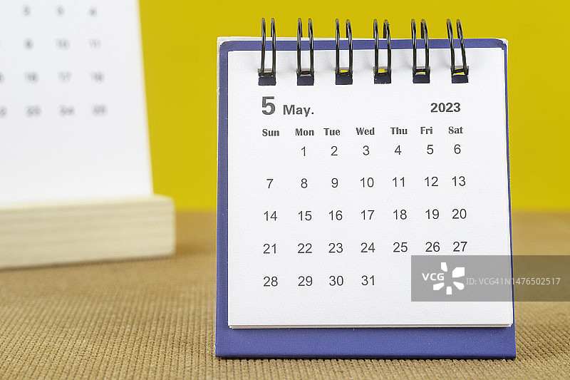 2023年台历：五月是规划和截止日期的月份，黄色纸背景图片素材