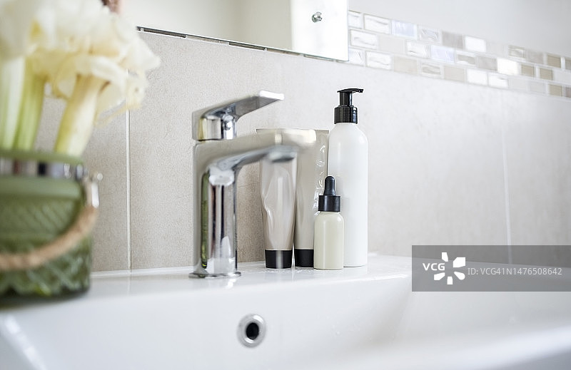 浴室盥洗台上不同的洗漱用品图片素材