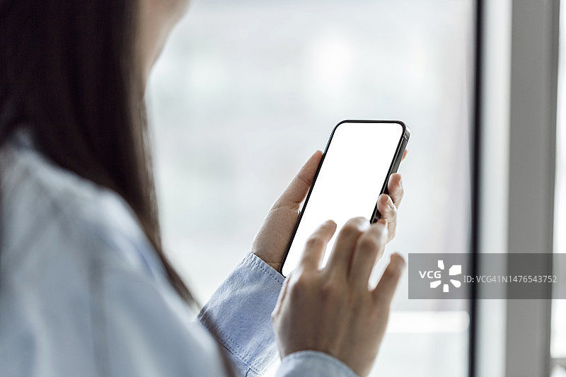 智能手机样机：使用手机的女性特写图片素材