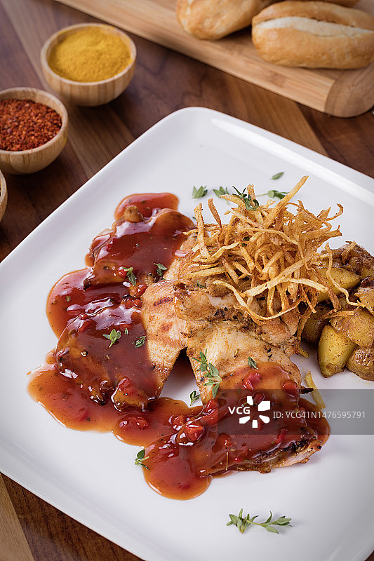 烤鸡肉配烧烤酱图片素材